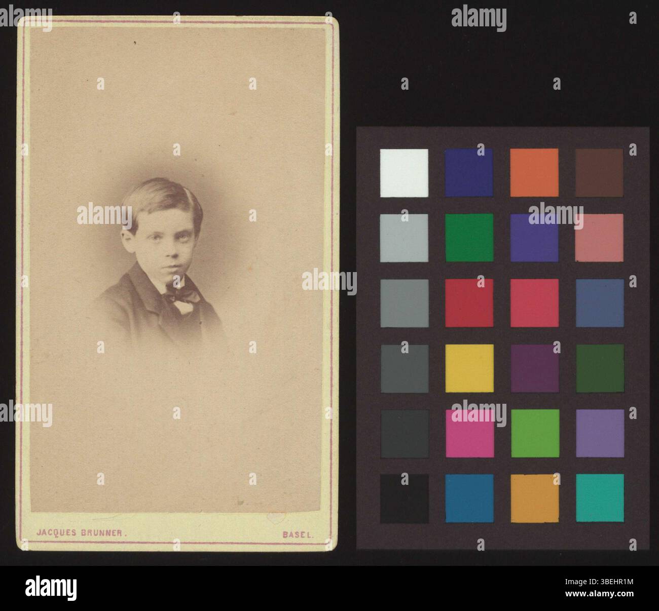 Questa fotografia di cartolina, scattata tra il 1865 e il 1875, raffigura Fritz Streckeisen. L'immagine in bianco e nero mostra il tipico stile ritratto della fine del XIX secolo, con un'enfasi sulla chiarezza e la presentazione formale. Foto Stock