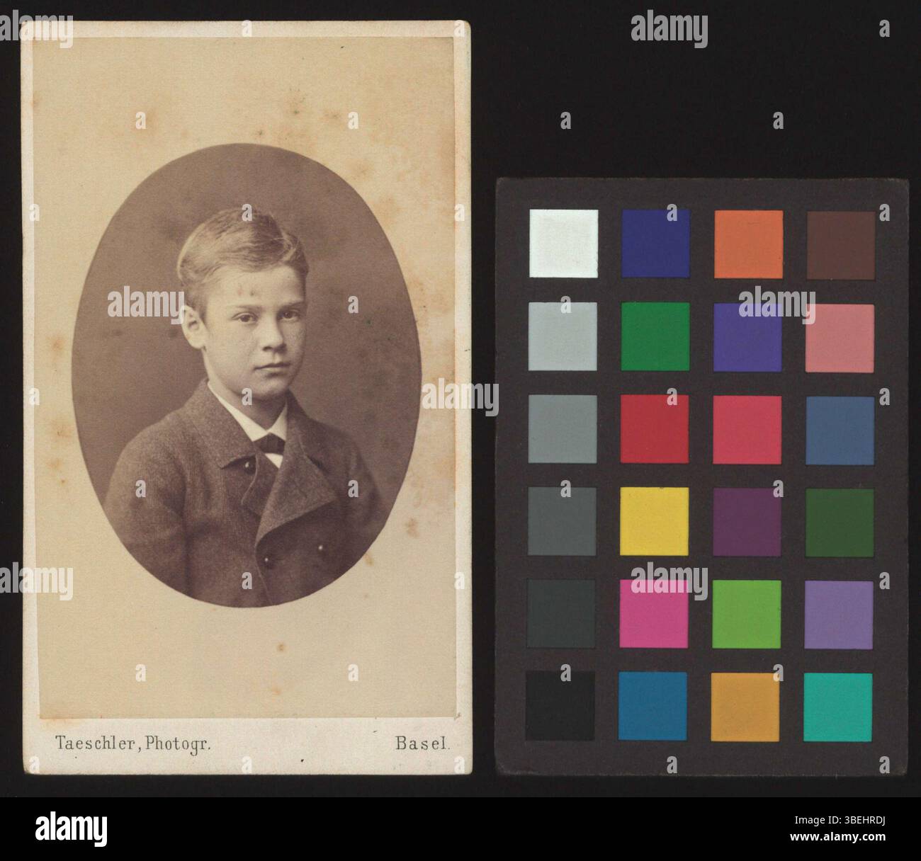 Questa fotografia in bianco e nero, scattata intorno al 1882, è un ritratto di Fritz Hoffmann-la Roche. La fotografia è un esempio di fotografia ritrattistica del XIX secolo. Foto Stock