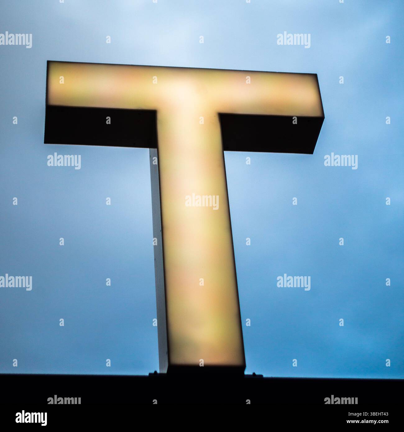 Large Neon Letter T, contro Blue Sky, Londra Foto Stock
