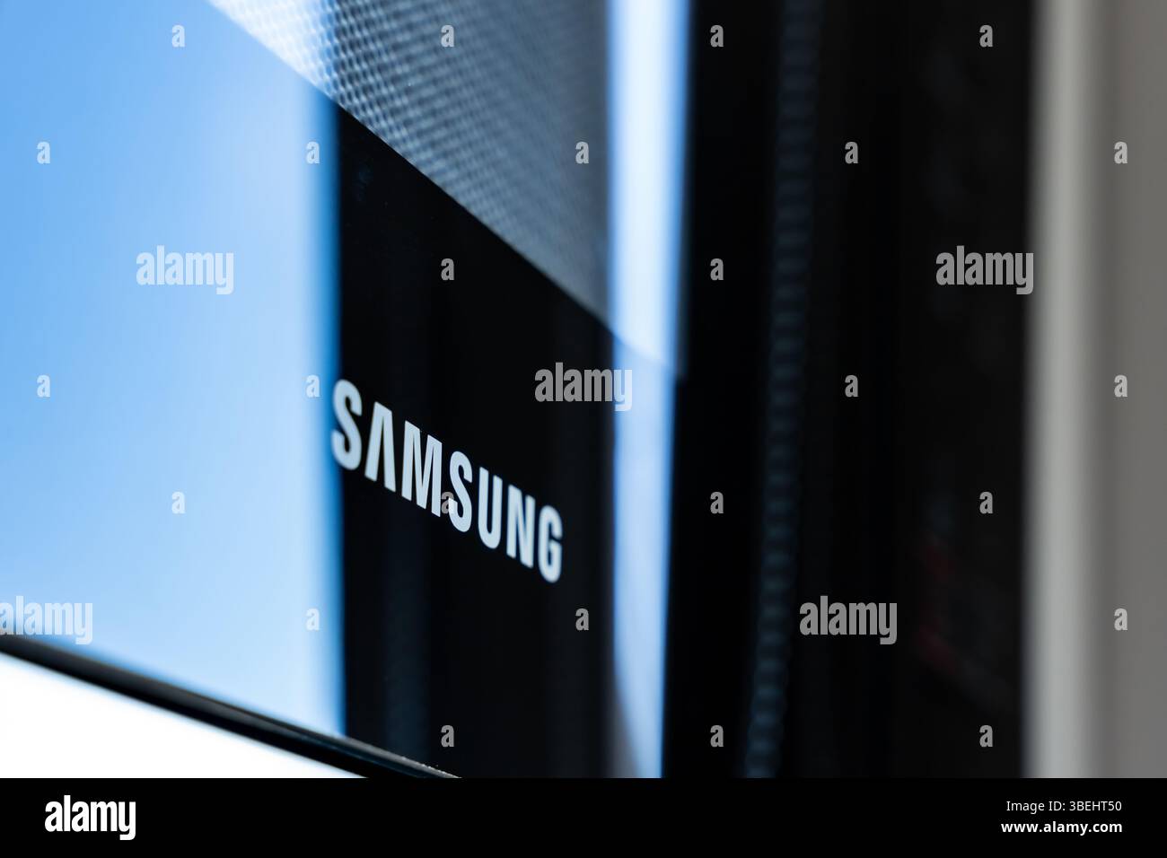 Vista ravvicinata del logo Samsung sulla superficie nera lucida del moderno dispositivo elettronico Foto Stock