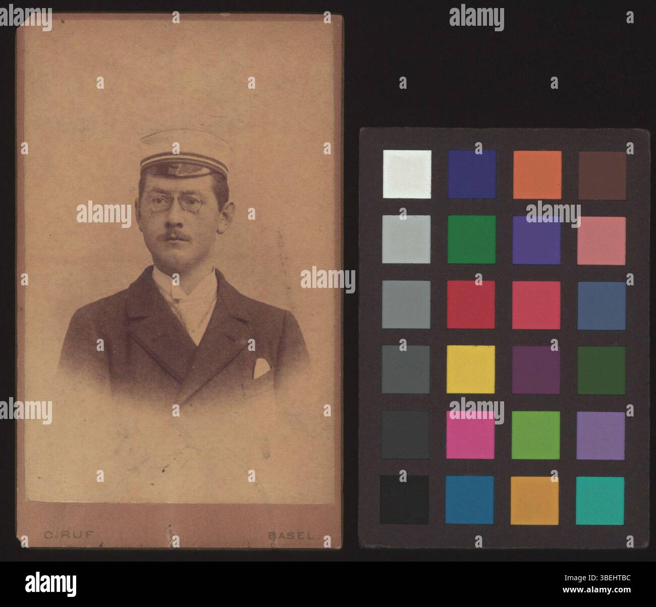 Questa fotografia in bianco e nero tra il 1895 e il 1896 raffigura Oscar Kreis-Füglistaller, montato su una scheda armadio. Cattura lo stile formale e vintage della fotografia ritrattistica svizzera del tardo XIX secolo. Foto Stock