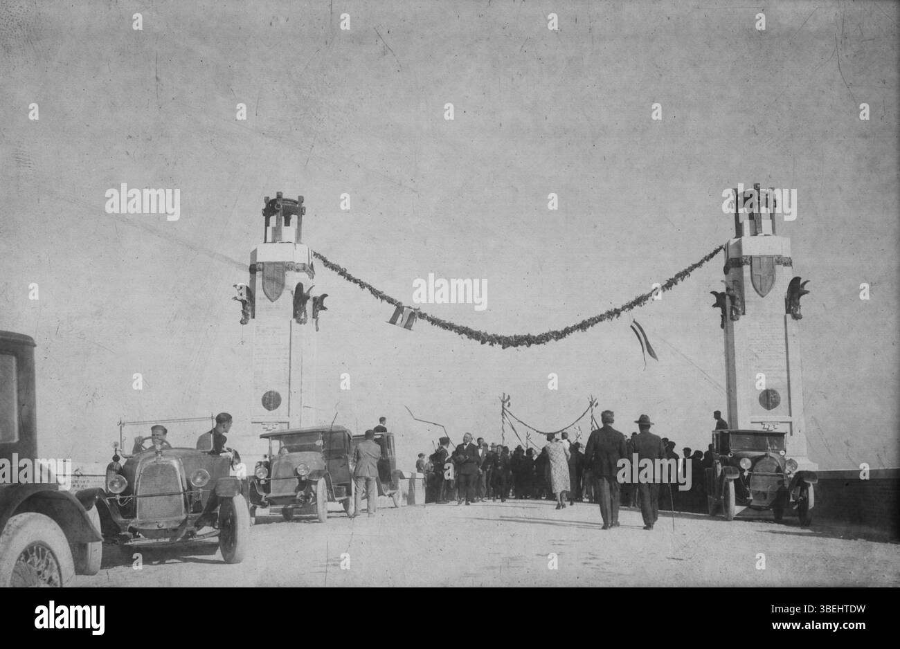 Fotografia di Abele Cerasoli che raffigura l'inaugurazione del ponte sul fiume Metauro a Fano, Italia, datato 1927, stampa in argento gelatina. Foto Stock