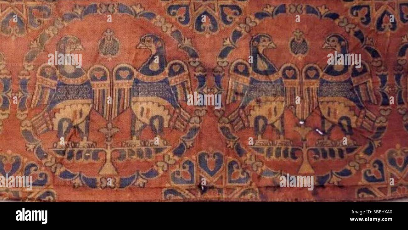 Questo broccato del Sichuan, creato tra il 618 e il 907, raffigura un doppio motivo di uccello racchiuso all'interno di rotondi floreali. Il design mostra forti influenze dell'Asia centrale, tipiche dell'epoca di scambio culturale della dinastia Tang. Foto Stock