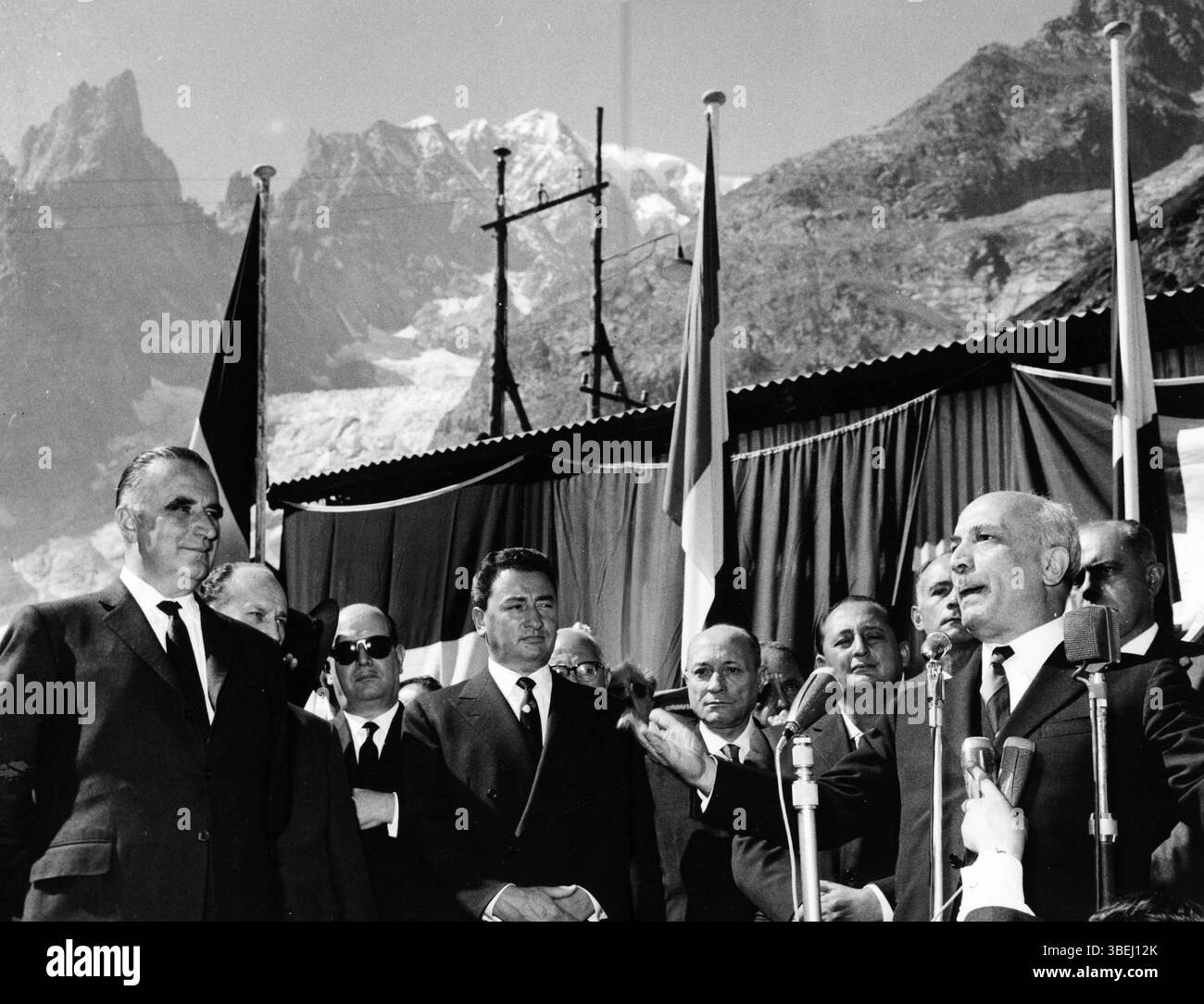 1962 Archivio storico Olycom/Lapresse il Traforo del Monte bianco è un tunnel autostradale che collega Courmayeur, nella regione italiana della Valle d'Aosta, a Chamonix, nel dipartimento francese dell'alta Savoia, congiungendo la regione Alvernia-Rodano-Alpi alla Valle d'Aosta: queste due comunità hanno in comune importanti legami socio-linguistici e il di fondare il loro fatto sviluppo economico sul turismo. Costruito congiuntamente tra Italia e Francia, con i lavori di costruzione che ebbero inizio nel 1957 e terminarono nel 1965, rappresenta una delle maggiori vie di trasporto transalpino, Foto Stock
