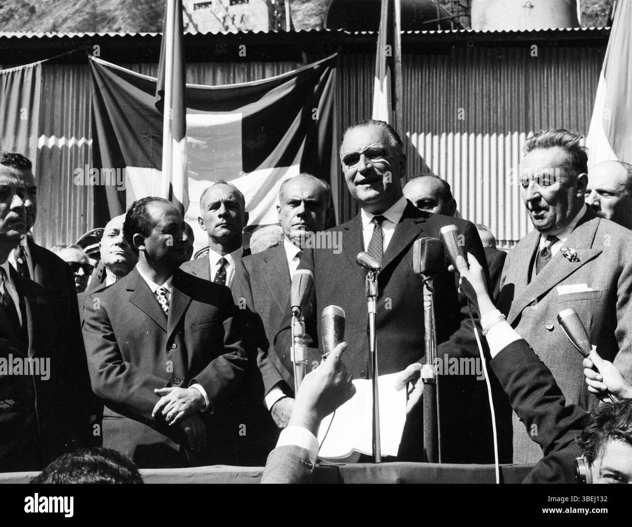 15 settembre 1962 Archivio storico Olycom/Lapresse il Traforo del Monte bianco è un tunnel autostradale che collega Courmayeur, nella regione italiana della Valle d'Aosta, a Chamonix, nel dipartimento francese dell'alta Savoia, congiungendo la regione Alvernia-Rodano-Alpi alla Valle d'Aosta: queste due comunità hanno in importanti diritti socio-linguistici e il fatto di fondare il loro sviluppo economico. Costruito congiuntamente tra Italia e Francia, con i lavori di costruzione che ebbero inizio nel 1957 e terminarono nel 1965, rappresenta una delle maggiori vie di trasporto Foto Stock