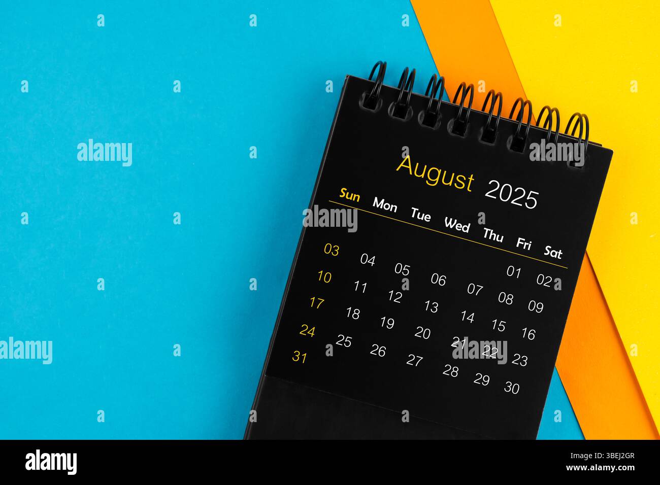 Calendario nero per agosto 2025 su sfondo multicolore. Foto Stock