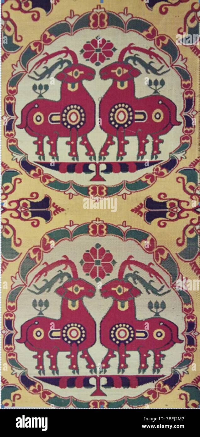 Questo broccato del Sichuan del periodo tra il 618 e il 907 presenta un doppio motivo di cervo all'interno di tondi floreali, dimostrando l'eccellenza artistica della dinastia Tang e le influenze dell'Asia centrale sui disegni tessili. Foto Stock