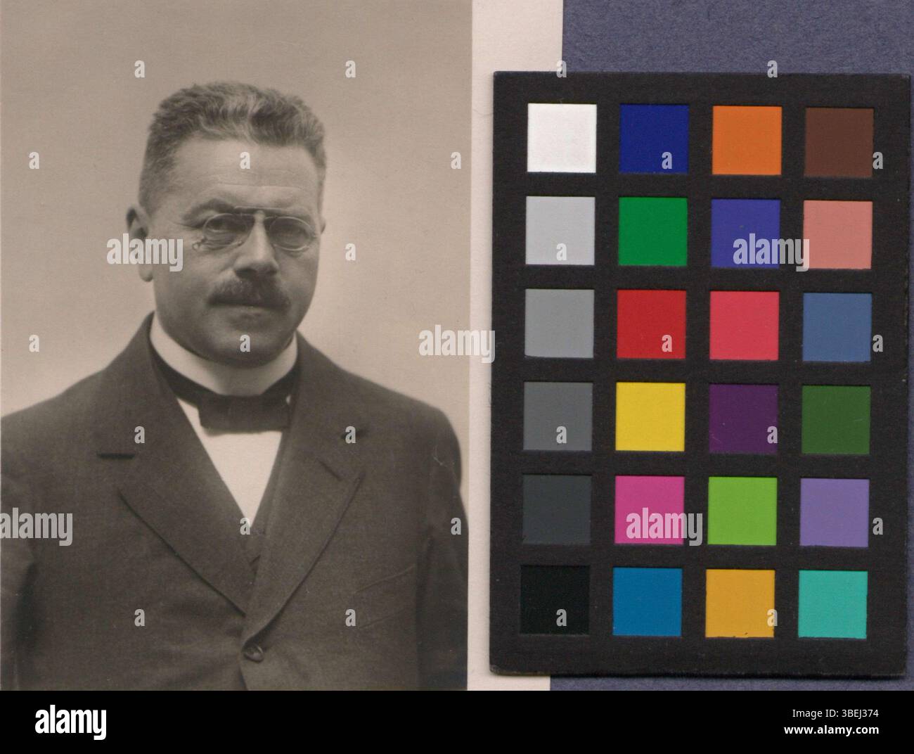 Questa riproduzione fotografica in bianco e nero tra il 1910 e il 1925 mostra August Schultze, catturando la sua somiglianza in un ritratto accademico. Foto Stock