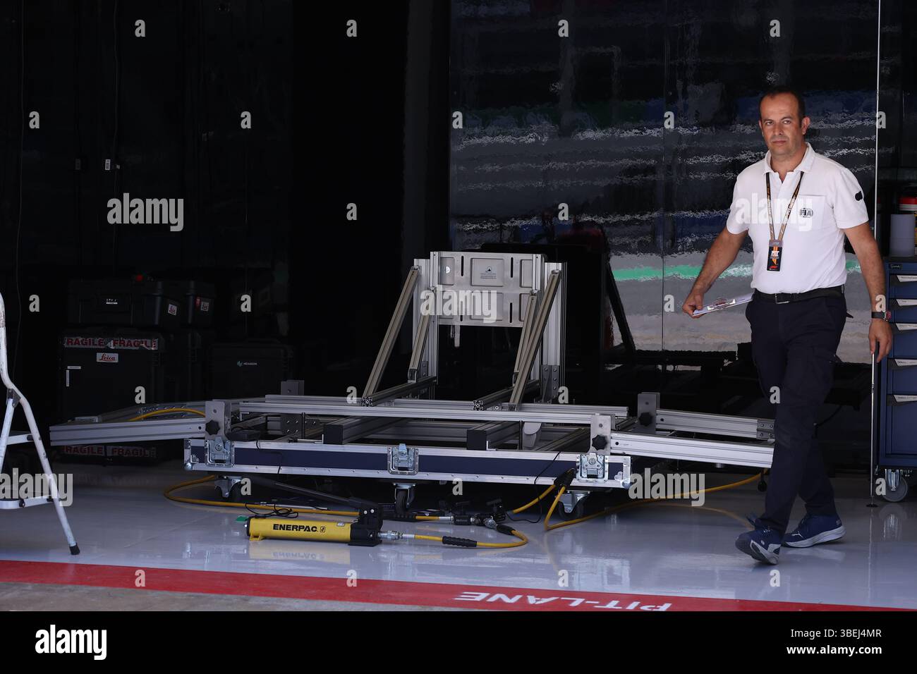 Prova la flessibilità delle ali anteriori durante il Gran Premio de Espana 2025 di Formula 1 Aramco, Gran Premio di Spagna 2025, 9° round del Campionato del mondo FIA di Formula 1 2025 dal 30 maggio al 1° giugno 2025 sul circuito di Barcellona-Catalunya, a Montmelo, in Spagna Foto Stock