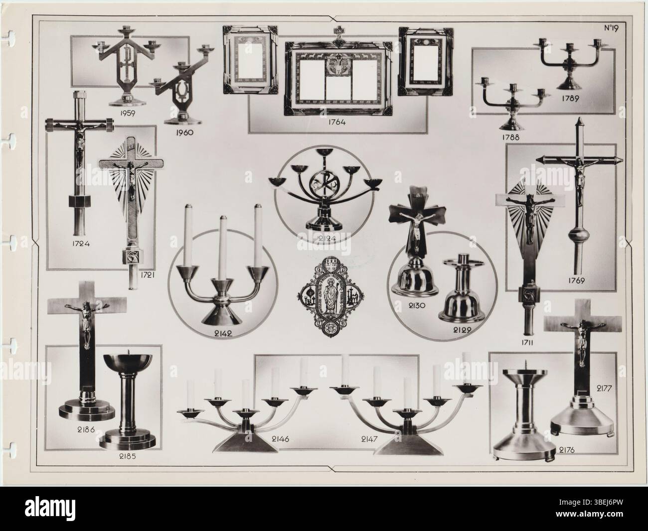 Planche 19 del catalogo di Charles Favier del 1935 espone una gamma dei suoi pezzi in bronzo e argento, dimostrando la sua innovazione e la sua abilità tecnica nella lavorazione dei metalli. Il lavoro di Favier è noto per la sua eleganza e i dettagli intricati. Foto Stock