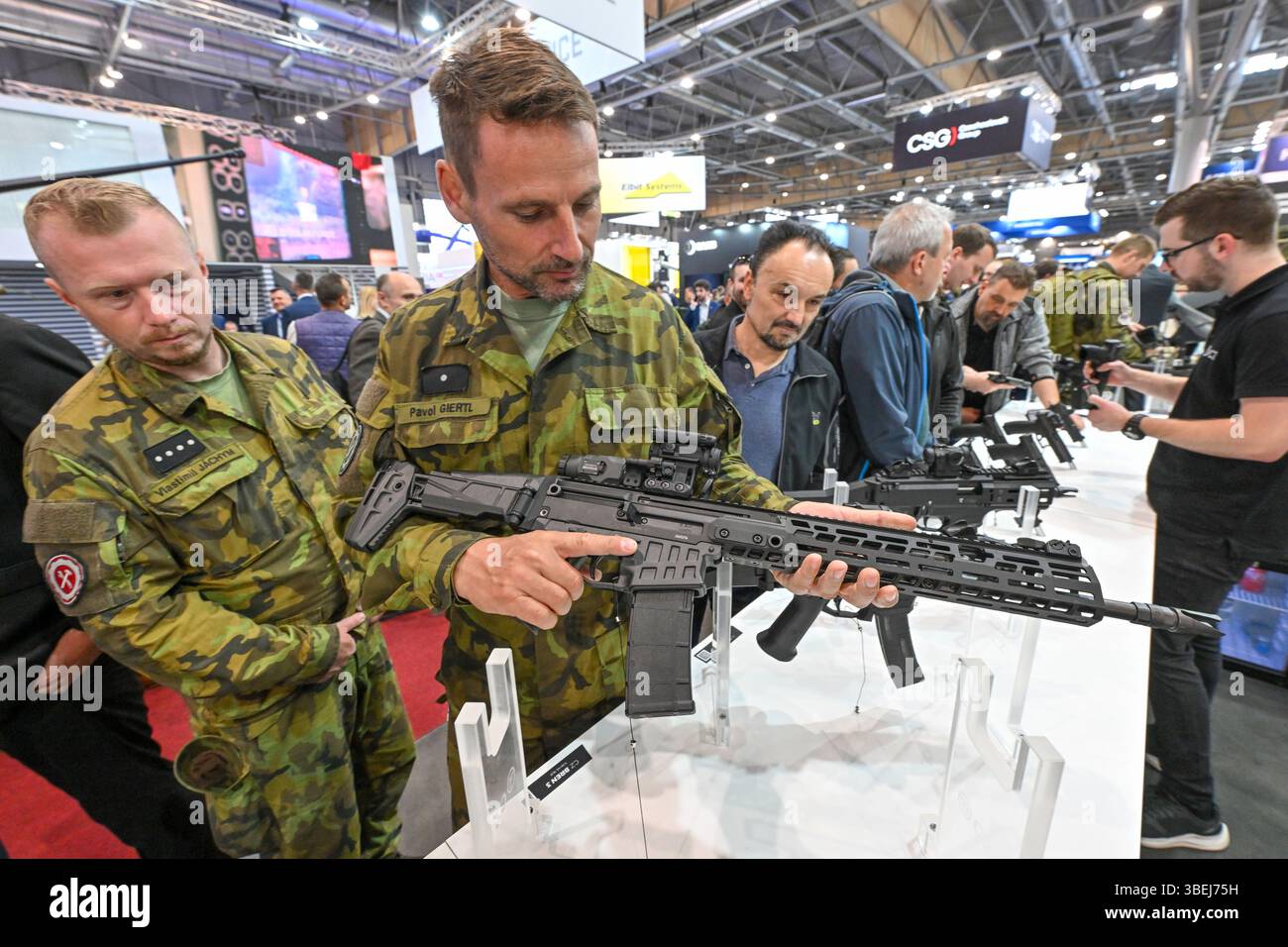 Rifle CZ BREN 3 presso lo stand Colt CZ Group durante un trio di fiere di sicurezza (fiera internazionale della tecnologia e dei servizi antincendio Pyros, fiera internazionale della tecnologia e dei servizi di sicurezza ISET) presieduta dalla fiera internazionale della tecnologia di difesa e sicurezza IDET presso il Brno Exhibition Grounds, Brno, Repubblica Ceca, 29 maggio 2025. IDET si tiene ogni due anni, la prima edizione è stata nel 1993. Sono presenti aziende come Ceska zbrojovka, Omnipol, CSG, Rheinmetall, Lockheed Martin e Patria. Le fiere di quest'anno sono le più grandi della loro storia con 650 aziende provenienti da 34 paesi che si presentano. Foto Stock