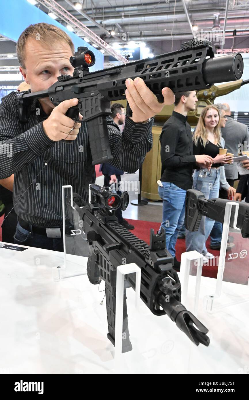 Rifle CZ BREN 3 presso lo stand Colt CZ Group durante un trio di fiere di sicurezza (fiera internazionale della tecnologia e dei servizi antincendio Pyros, fiera internazionale della tecnologia e dei servizi di sicurezza ISET) presieduta dalla fiera internazionale della tecnologia di difesa e sicurezza IDET presso il Brno Exhibition Grounds, Brno, Repubblica Ceca, 29 maggio 2025. IDET si tiene ogni due anni, la prima edizione è stata nel 1993. Sono presenti aziende come Ceska zbrojovka, Omnipol, CSG, Rheinmetall, Lockheed Martin e Patria. Le fiere di quest'anno sono le più grandi della loro storia con 650 aziende provenienti da 34 paesi che si presentano. Foto Stock
