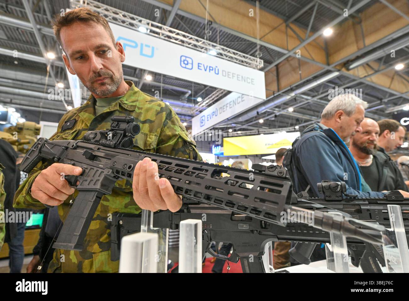 Rifle CZ BREN 3 presso lo stand Colt CZ Group durante un trio di fiere di sicurezza (fiera internazionale della tecnologia e dei servizi antincendio Pyros, fiera internazionale della tecnologia e dei servizi di sicurezza ISET) presieduta dalla fiera internazionale della tecnologia di difesa e sicurezza IDET presso il Brno Exhibition Grounds, Brno, Repubblica Ceca, 29 maggio 2025. IDET si tiene ogni due anni, la prima edizione è stata nel 1993. Sono presenti aziende come Ceska zbrojovka, Omnipol, CSG, Rheinmetall, Lockheed Martin e Patria. Le fiere di quest'anno sono le più grandi della loro storia con 650 aziende provenienti da 34 paesi che si presentano. Foto Stock
