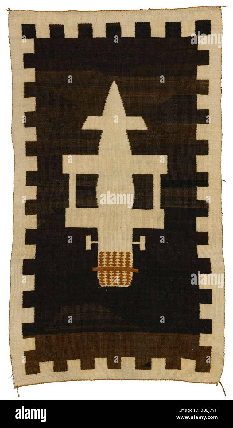 Questa coperta pittorica Navajo, intrecciata in lana filata a mano, raffigura un biplano incorniciato da un bordo a scacchi. Rappresenta la transizione dei primi anni del XX secolo della tradizionale tessitura Navajo alle immagini moderne, incorporando nuovi veicoli come gli aerei. Foto Stock