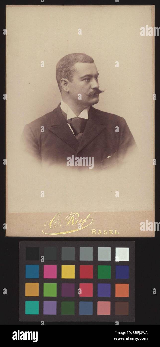 Questa fotografia, scattata tra il 1900 e il 1920, raffigura Fritz Hoffmann-la Roche, una figura di spicco dell'inizio del XX secolo. Viene catturata su una tessera del cabinet, offrendo uno sguardo al passato. Foto Stock