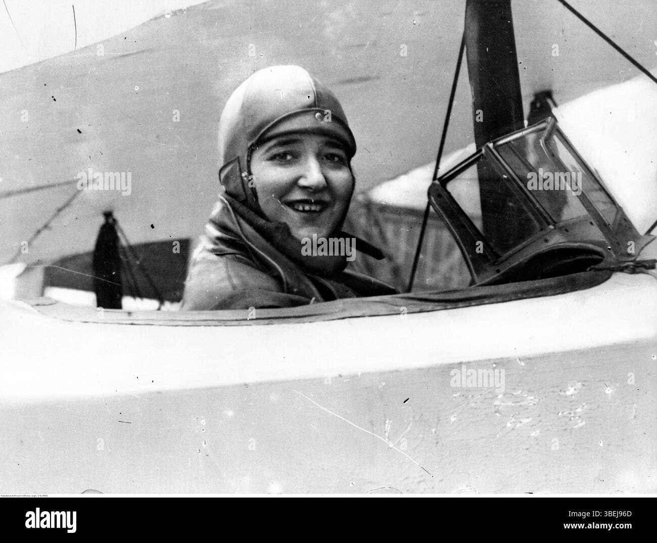 Questa fotografia cattura Maryse Hilsz a bordo di un aereo il 6 maggio 1930. Hilsz, un notevole pioniere dell'aviazione francese, è visto all'interno della cabina dell'aereo. Nota per i suoi contributi all'aviazione, fu una delle prime donne pilota all'inizio del XX secolo. Foto Stock