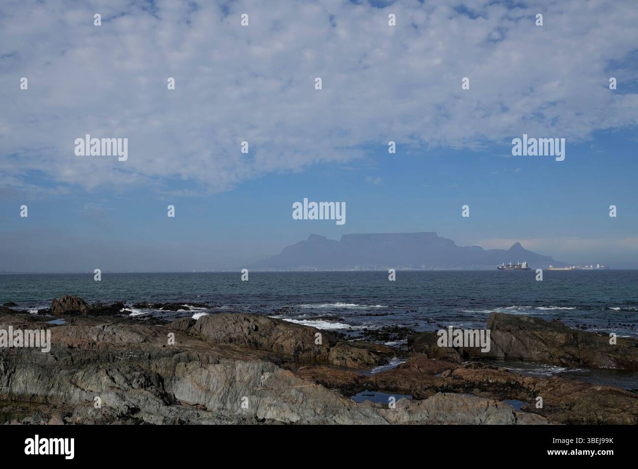 Table Mountain come si vede da Bloubergstrand, Cape Town, Sud Africa. Foto Stock