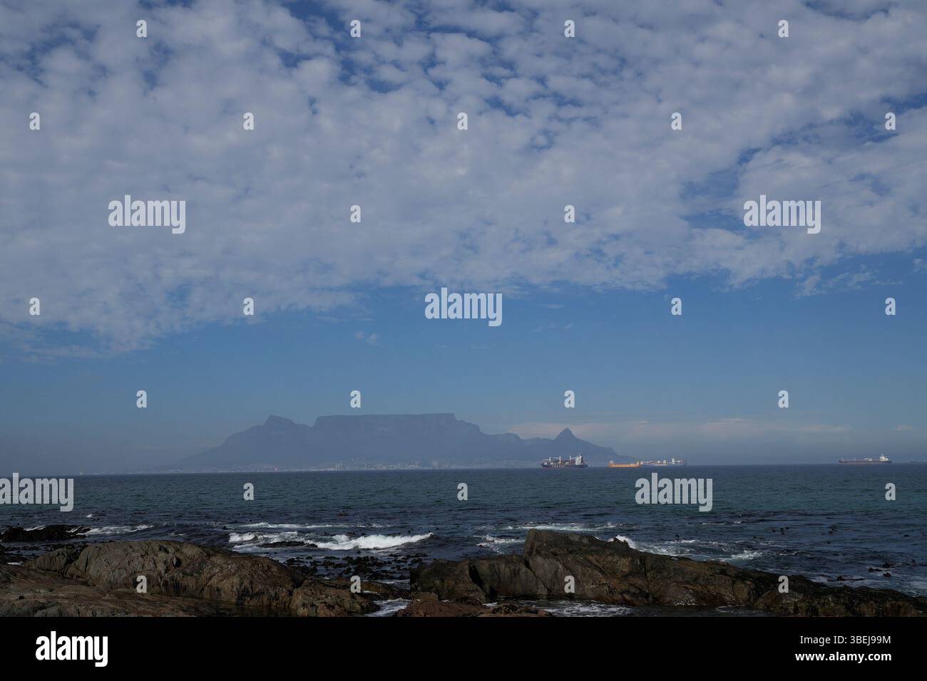 Table Mountain come si vede da Bloubergstrand, Cape Town, Sud Africa. Foto Stock