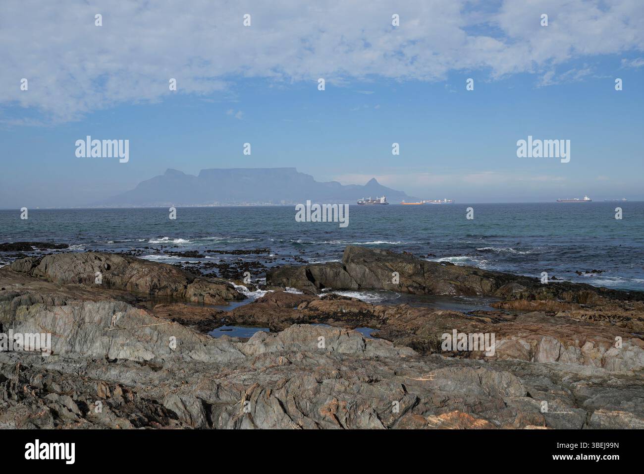 Table Mountain come si vede da Bloubergstrand, Cape Town, Sud Africa. Foto Stock