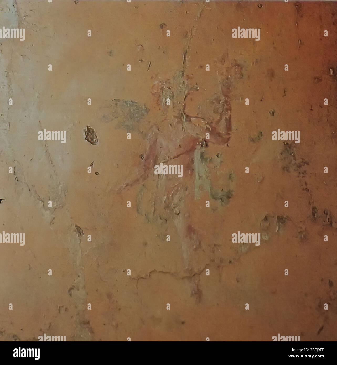 Questo dipinto murale romano della Casa dell'Orso di Pompei, risalente al i secolo d.C., raffigura Cupido, il dio romano dell'amore. L'immagine fa parte della seconda fase di decorazione in questa sala, che mostra le tipiche tecniche di affresco romane. Foto Stock