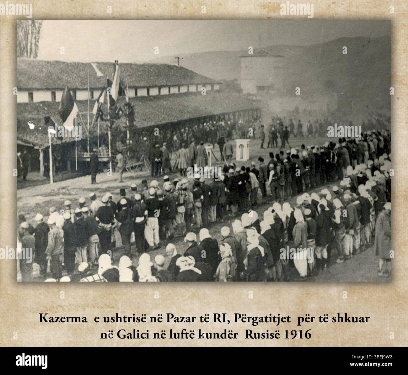 Questa immagine raffigura una caserma militare a Pazar i Ri, in Albania, mentre si preparano per la partenza dei soldati in Galizia durante il conflitto del 1916 contro la Russia. Il contesto storico implica la mobilitazione militare durante la prima guerra mondiale Foto Stock