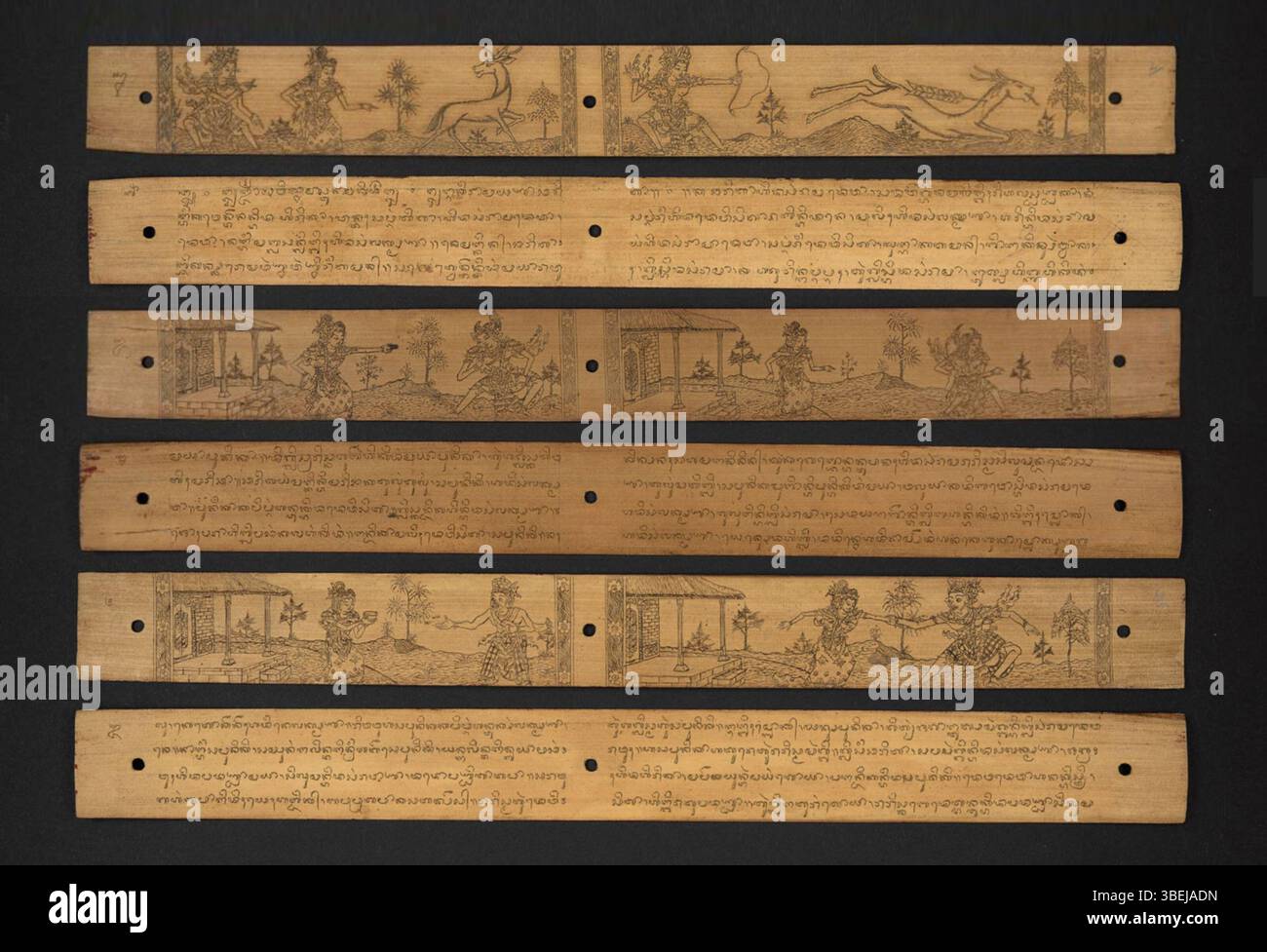 Un manoscritto balinese Kakawin Ramayana, scritto nel 1975, conservato su foglie di palma lontane. Il Kakawin Ramayana è un classico poema giavanese che racconta la storia epica del Ramayana. Foto Stock