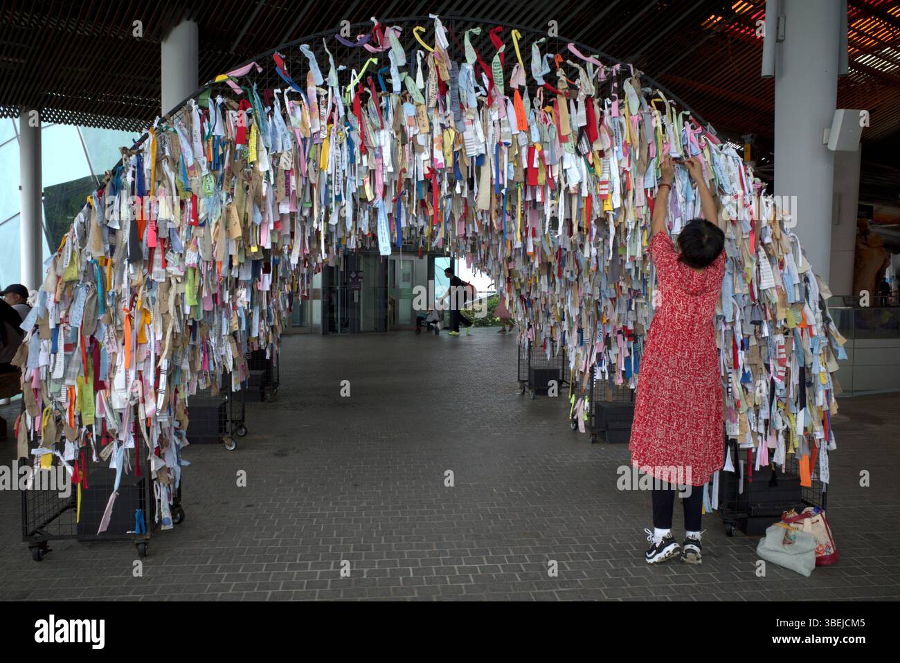 Singapore - 29 novembre 2024: Augurare carte nei Giardini della Baia, carta o stoffa per pregare d'amore e buone relazioni nella società cinese. Foto Stock