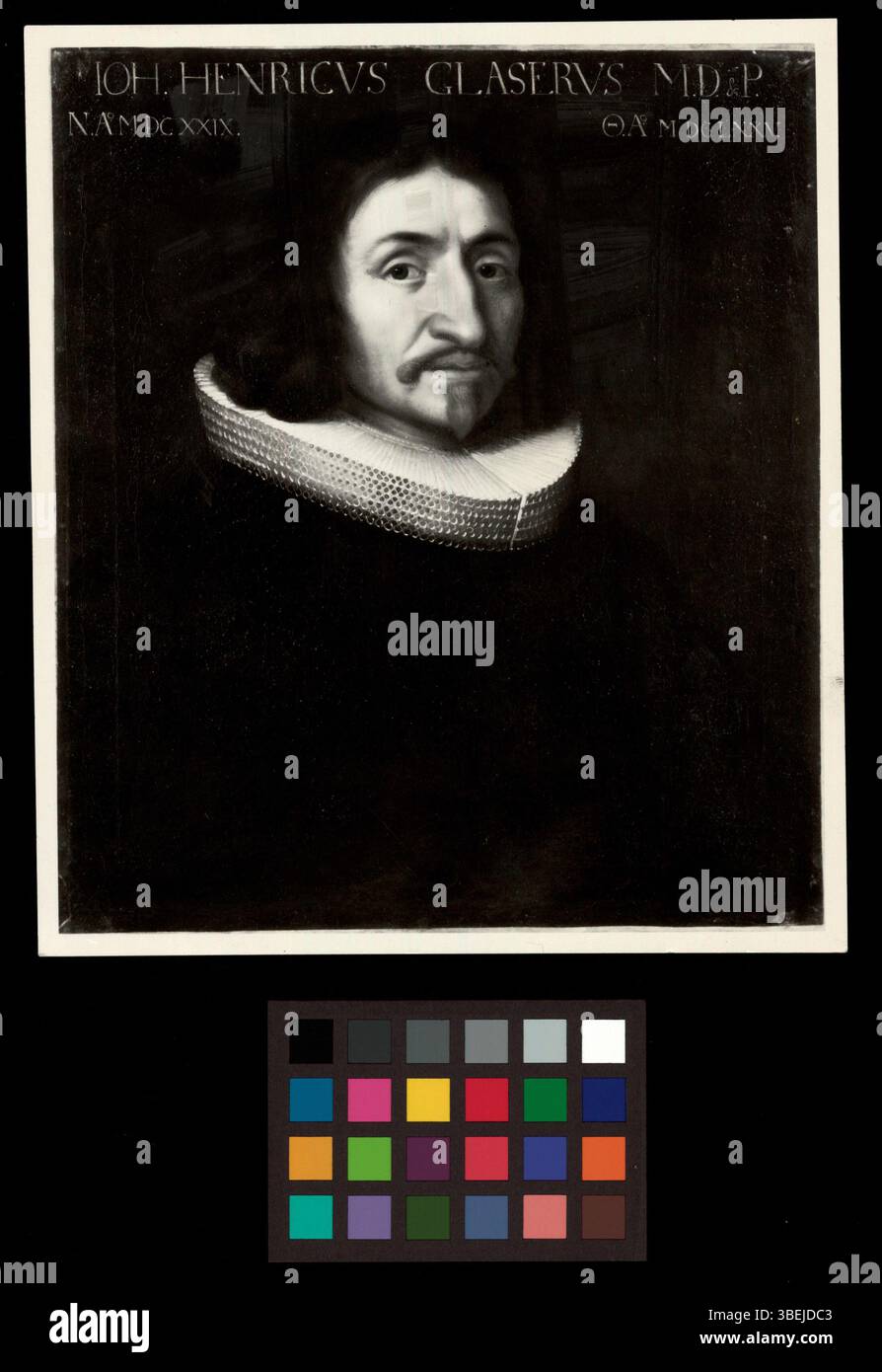Questa fotografia in bianco e nero, tratta da un dipinto, ritrae Iohannes Henricus Glaserus M.D. & P tra il 1680 e il 1689. L'immagine è una riproduzione fotografica di un dipinto del XVII secolo. Foto Stock