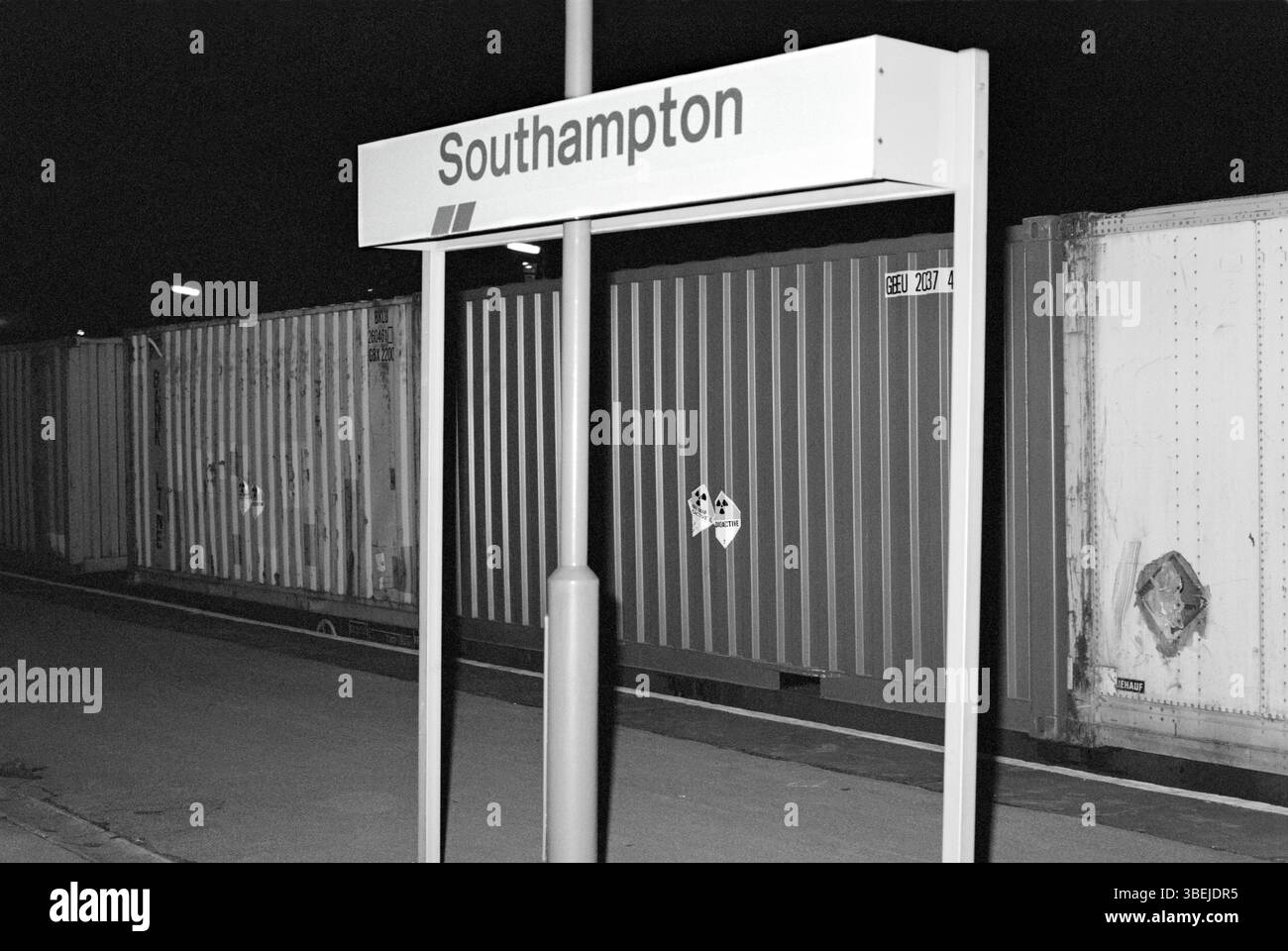 Container merci che trasportano concentrati di uranio (yellowcake) passando attraverso la stazione di Southampton su un treno da Southampton Docks al deposito container di Barton Dock Road, Trafford Park, Manchester. Foto scattata nel 1988. Foto Stock