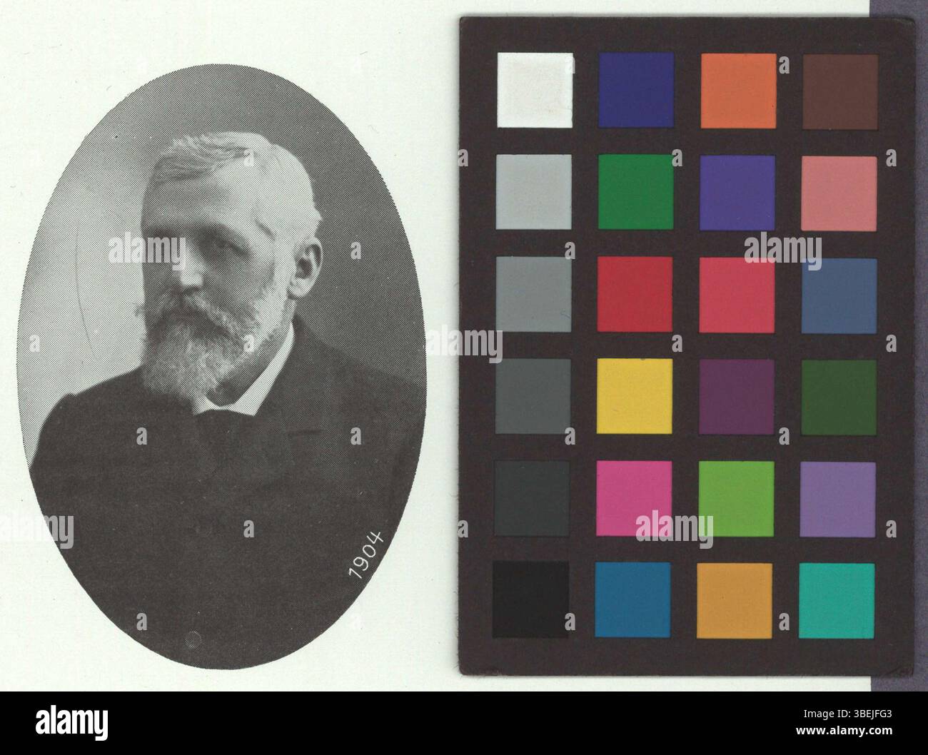 Questa è una riproduzione fotografica in bianco e nero di un ritratto di August Vuilleumier, creato intorno al 1904. L'immagine riflette le tecniche fotografiche e gli stili di ritratti dei primi anni del XX secolo. Foto Stock