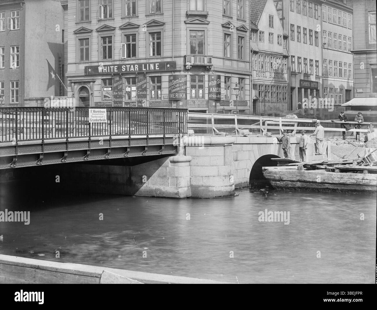 Una fotografia del 1913 di Peter Elfelt che mostra i lavoratori su una chiatta vicino Nyhavnsbroen, un ponte a Copenaghen. L'immagine riflette le attività di manodopera e trasporto del tempo in questa trafficata area portuale. Foto Stock