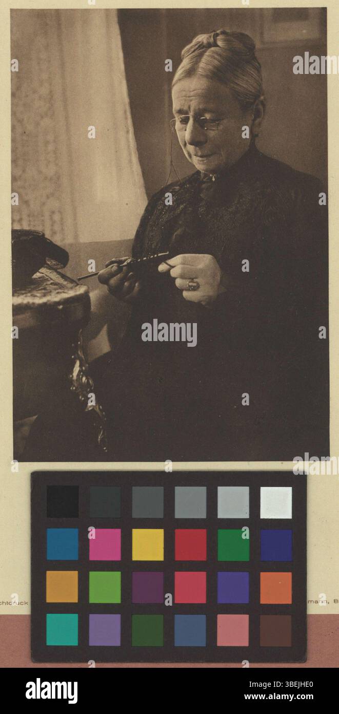 Questa riproduzione fotografica in bianco e nero, creata tra il 1900 e il 1922, raffigura Marie Von der Mühll in uno stile formale di ritratto. Foto Stock