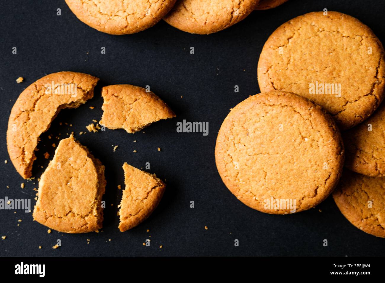 Londra Regno Unito, maggio 29 2025, Un gruppo di biscotti tradizionali Hot Spicy Popular Ginger Nut Foto Stock