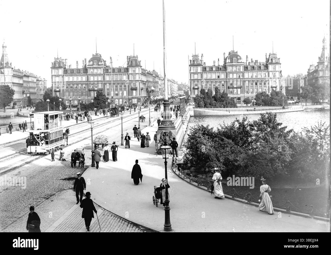 Il dipinto di Frederik Riise del 1884-1896 "Dronning Louises Bro" raffigura il famoso ponte di Copenaghen, catturando il significato architettonico e sociale del monumento nel paesaggio della città. Foto Stock