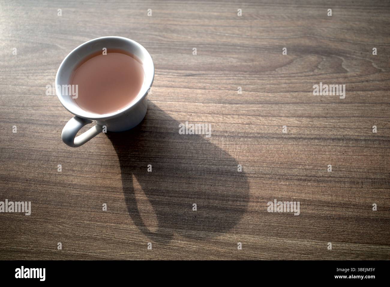 Bevendo una tazza di tè caldo nel pomeriggio mentre ti rilassi. Foto Stock