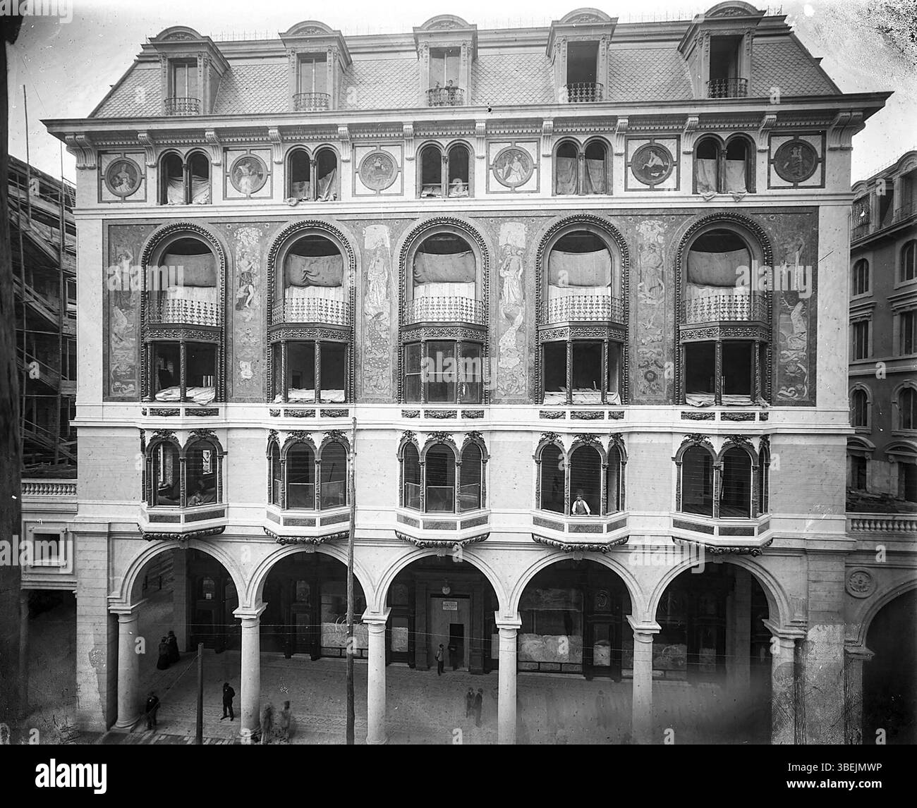 Questa fotografia dell'inizio del XX secolo mostra il Palazzo di via XX settembre 33 a Genova, progettato da Dario carbone. Cattura gli affreschi decorativi dell'edificio, che in seguito sono andati perduti a causa della riverniciatura negli anni '2000, dimostrando l'impatto delle ristrutturazioni moderne sull'architettura storica. Foto Stock
