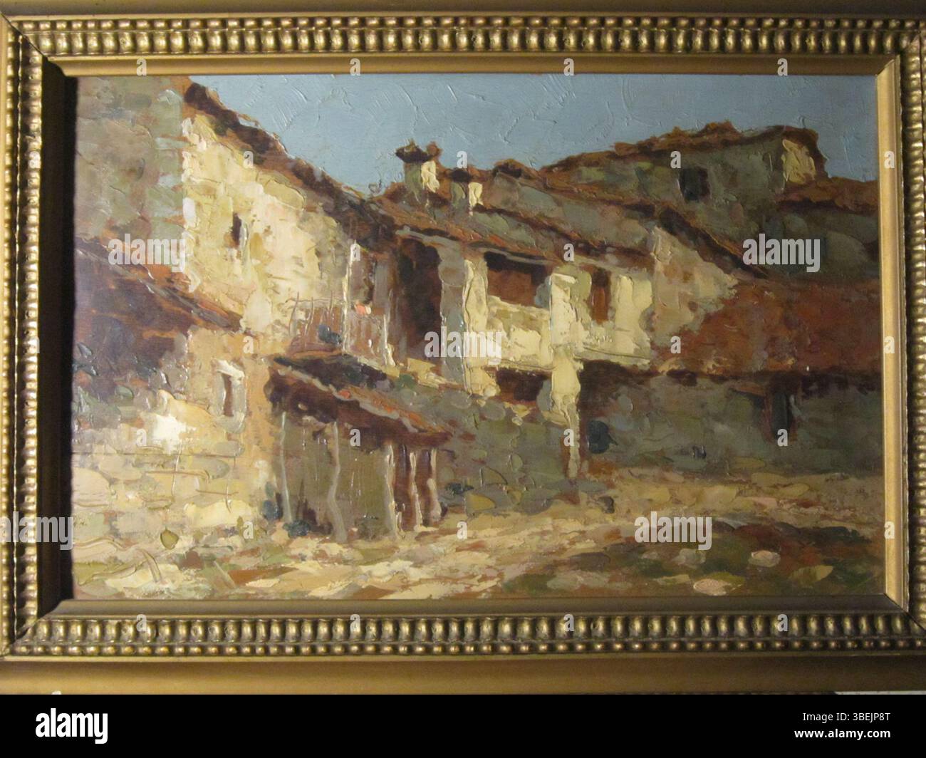 La Collegna di Reggio Emilia (1940) di Antonino Sartini raffigura un tranquillo villaggio di campagna dell'Emilia-Romagna. L'uso da parte dell'artista di toni caldi e paesaggi naturali riflette la vita rurale italiana. Foto Stock