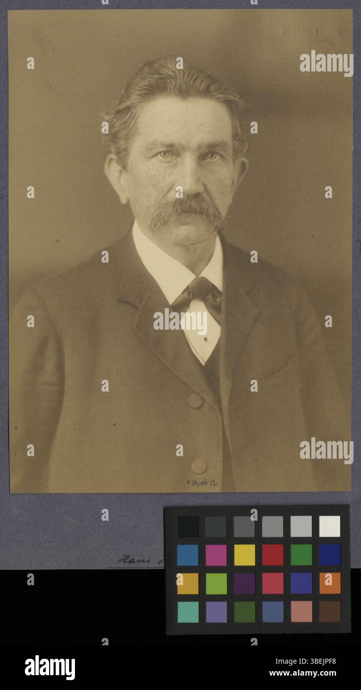 Una riproduzione fotografica in bianco e nero di Hans Huber, scattata tra il 1900 e il 1920. Questa immagine riflette le tecniche fotografiche e lo stile del ritratto dei primi anni del XX secolo. Foto Stock