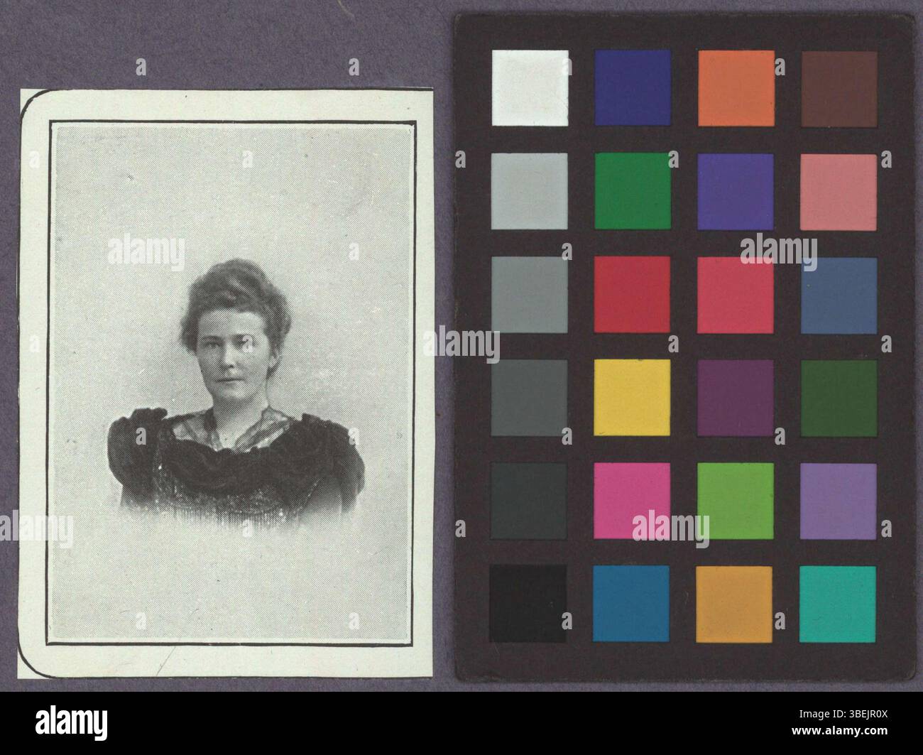 Questa riproduzione fotografica in bianco e nero di un ritratto di Ida Huber-Petzold, creato tra il 1800 e il 1899, mostra il soggetto in un abbigliamento formale del XIX secolo. Foto Stock