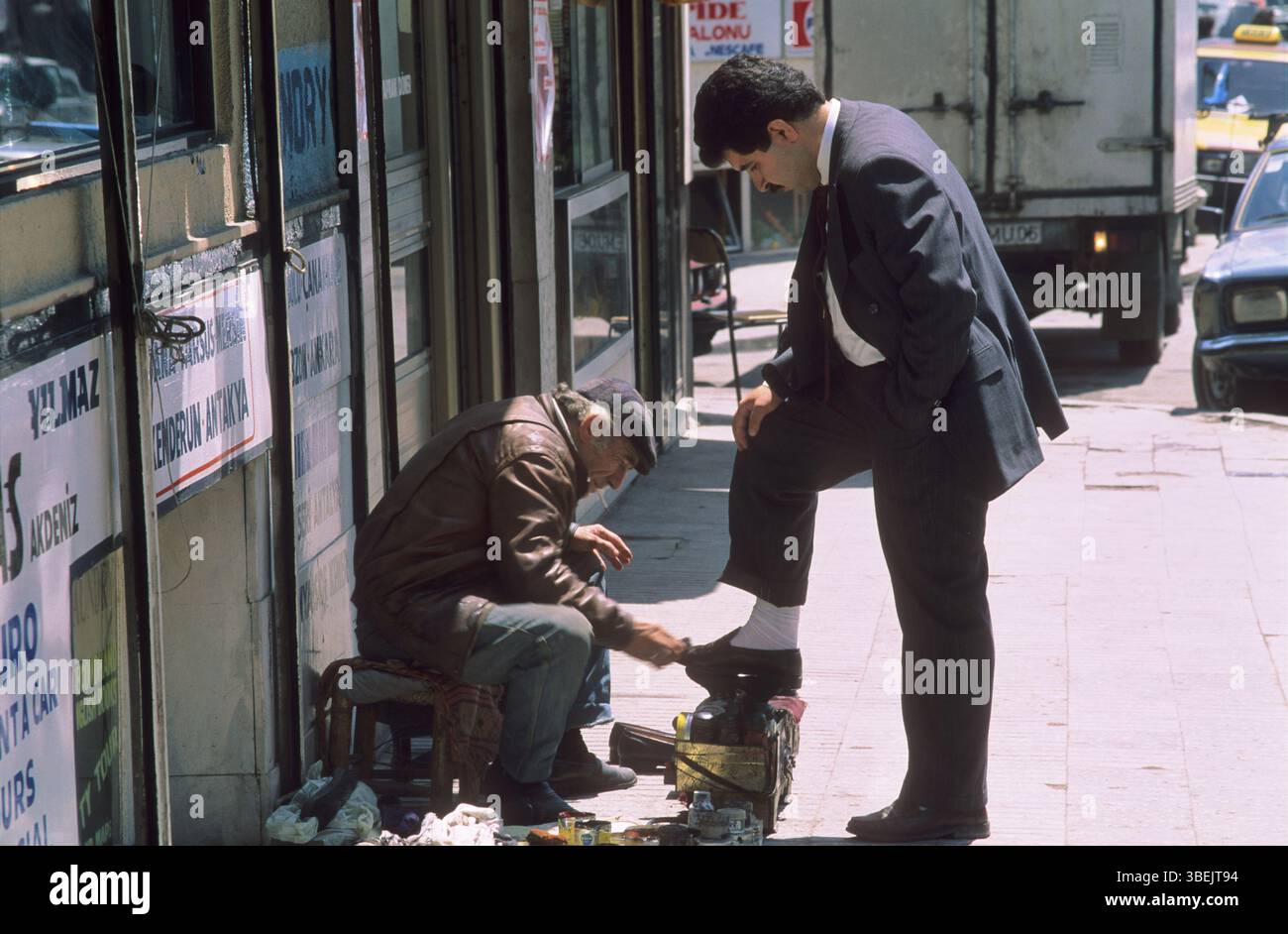 Turchia, Istanbul, uomo d'affari che ha le sue scarpe brillate da uno shiner di scarpe da strada. Foto Stock