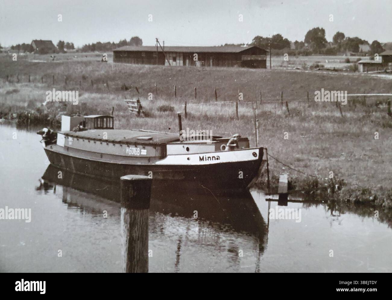 Una fotografia scattata il 3 settembre 1940 mostra il Kartoffelschiff Minna a Oldershausen, Germania. La nave, parte di una flotta di trasporto di patate, riflette la logistica in tempo di guerra e il commercio agricolo nella regione durante la seconda guerra mondiale Foto Stock