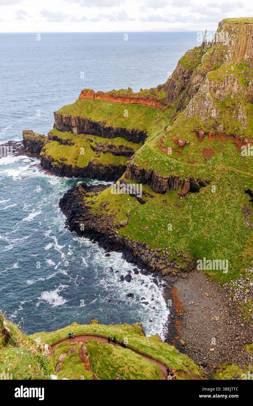 Scogliere con i Chimney Stacks e il sentiero costiero, Giant's Causeway, Co Antrim, Irlanda Foto Stock