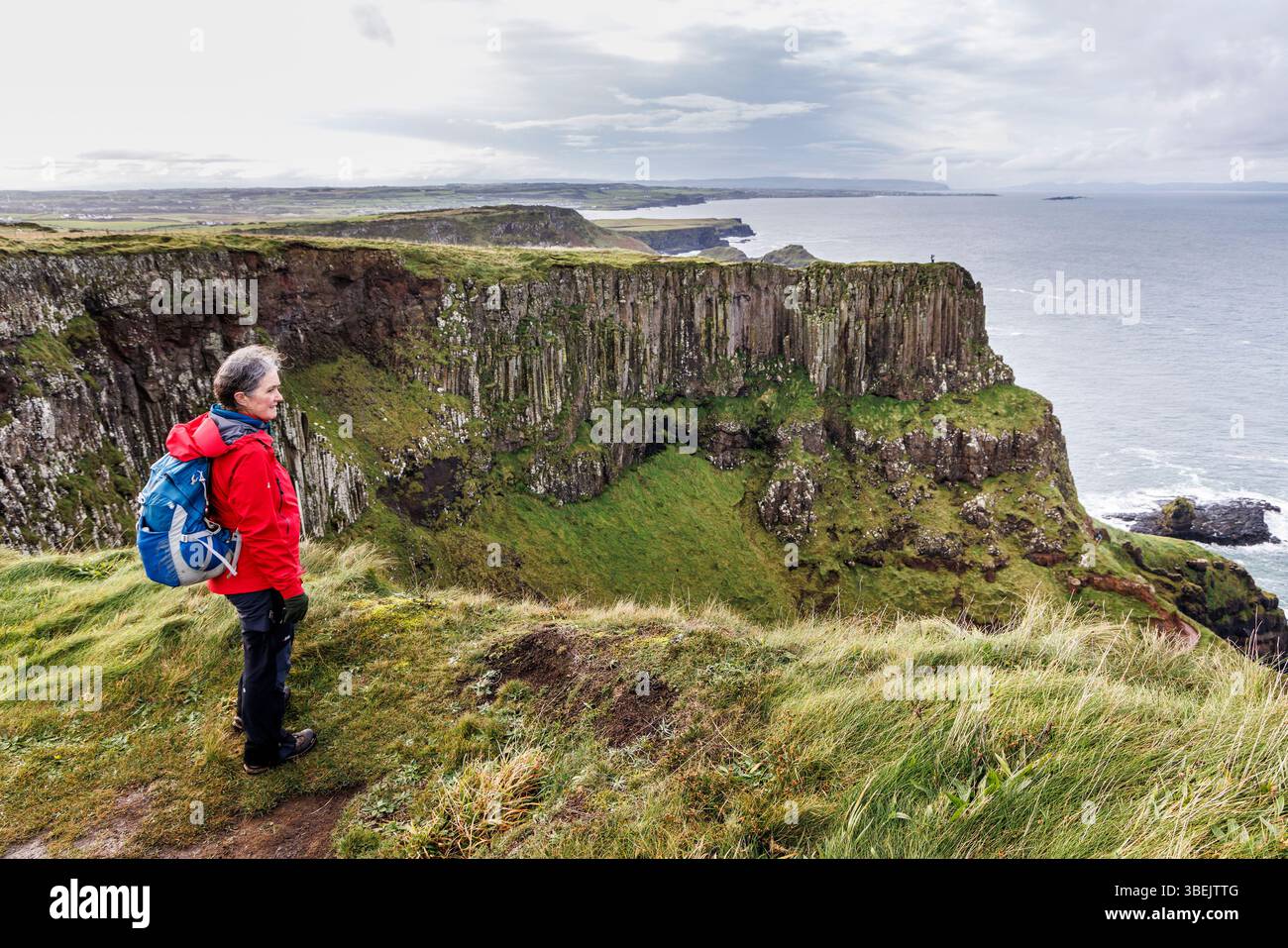 Walker sul sentiero della costa, Giant's Causeway, Co. Antrim, Irlanda Foto Stock