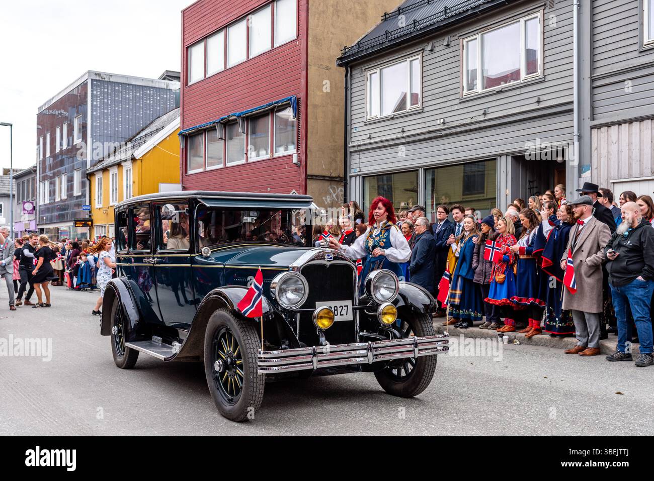 Un'auto Buick alla parata per la celebrazione della Festa della Costituzione il 17 maggio. Persone in abiti tradizionali norvegesi Foto Stock