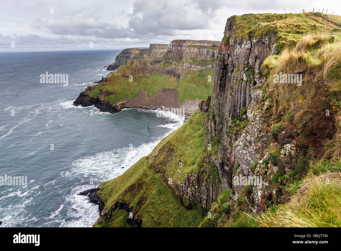 Scogliere di basalto sul sentiero costiero, Giant's Causeway, Co. Antrim, Irlanda Foto Stock