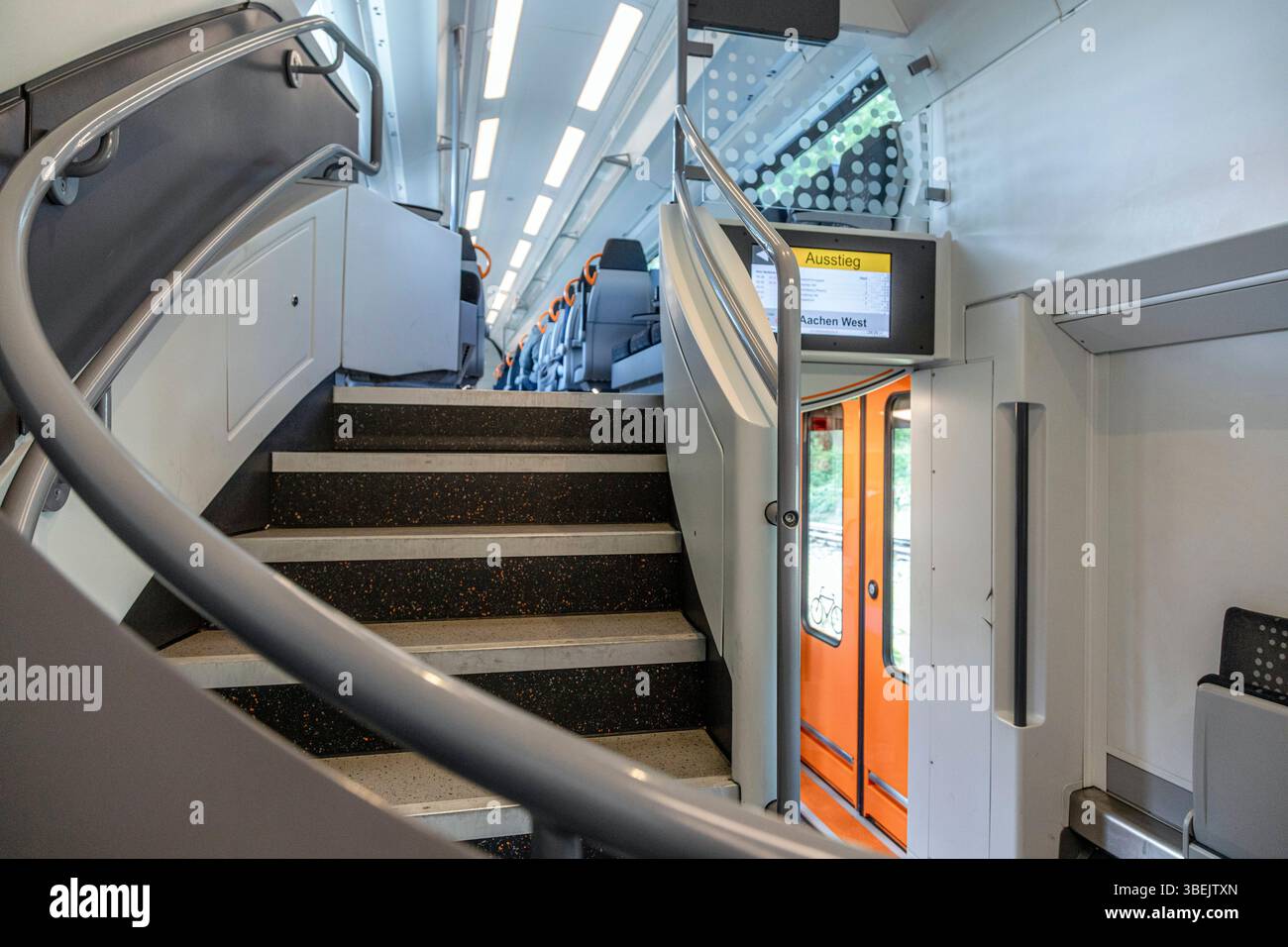 Carrozza a due piani del Regional Express RE4 per Aquisgrana Foto Stock