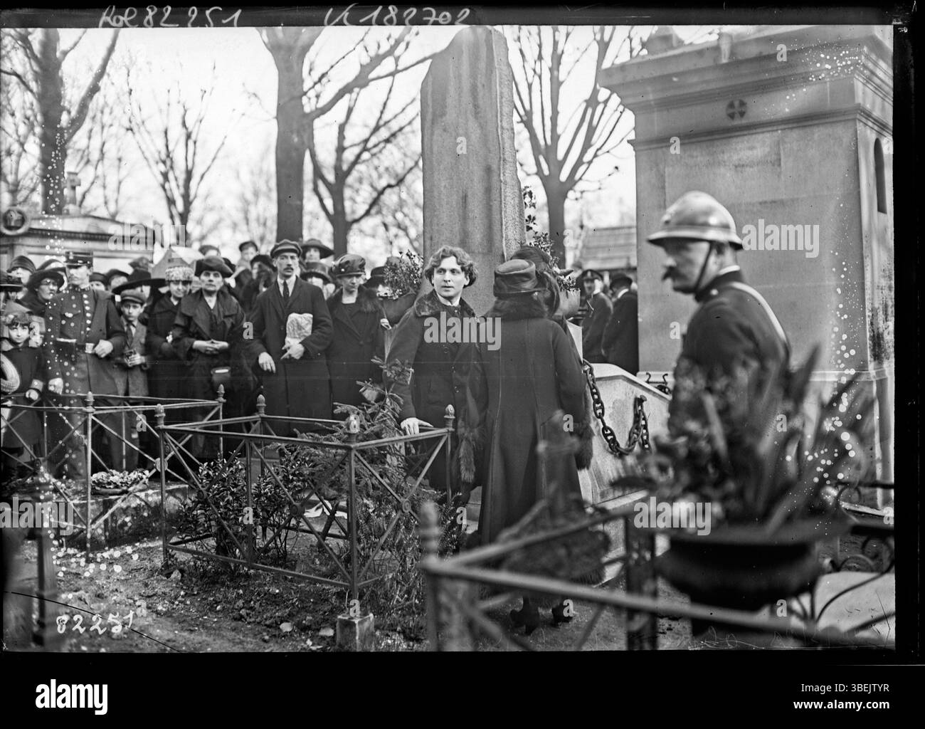 Il funerale di Sarah Bernhardt, la famosa attrice francese, ebbe luogo il 29 marzo 1923. La signora Edmond Rostand e suo figlio parteciparono alla cerimonia, che fu catturata da Agence de Presse Meurisse. Foto Stock