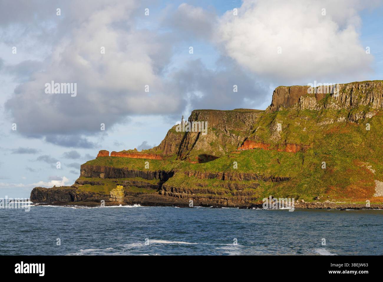 Cliffs and the Chimney Stacks, Giant's Causeway, Co Antrim, Irlanda Foto Stock