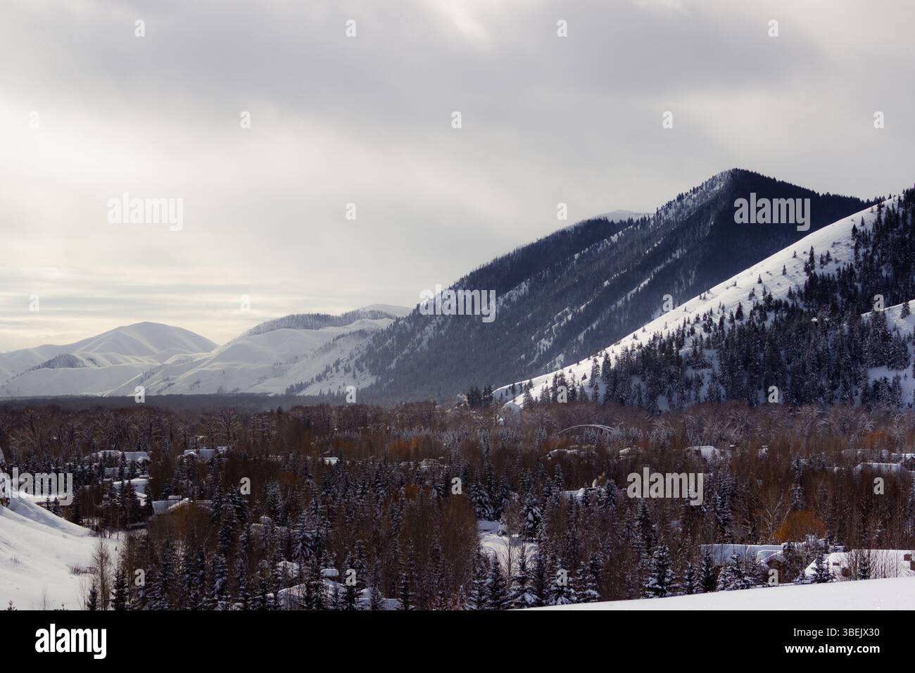 Sun Valley, Idaho, USA - 22 dicembre 2015: Un paesaggio invernale con montagne e alberi innevati che mostrano la bellezza paesaggistica della zona. Foto Stock