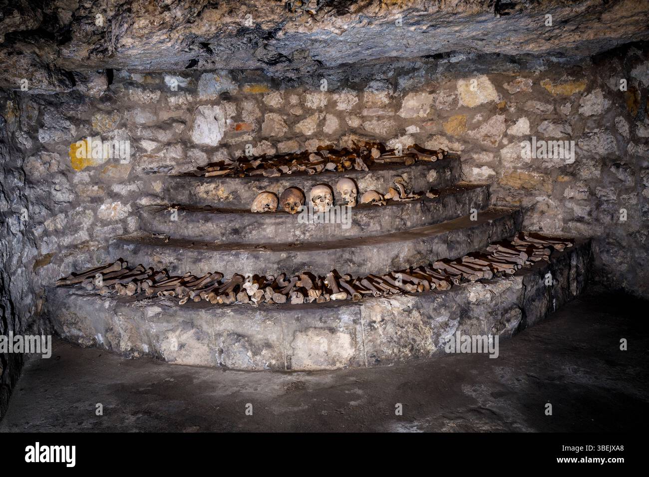 Teschi e ossa umani nella grotta del castello di Buda, Budapest, Ungheria Foto Stock